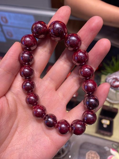 金屬光澤的怪石頭